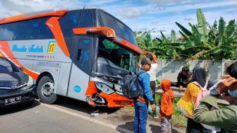 Mobil Rombongan Terlibat Kecelakaan di Tol Tangerang - Merak, Pemudik Lanjutkan Perjalanan Naik Ojek Online