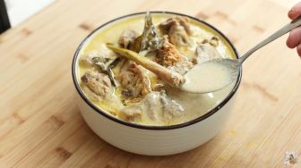 Resep Opor Ayam Putih Khas Idul Adha untuk Makan Siang, Siapkan Sayap Ayam dan Pakai Santan