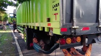 Antrean Kendaraan di Pelabuhan Tanjung Kelian Muntok Capai 3 Km, Sopir Menginap di Bawah Truk