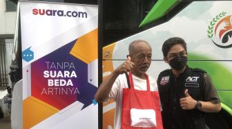 Aksi Kolaborasi Suara.com Bersama ACT Bagikan Makanan Siap Santap pada Warga Cipete Utara