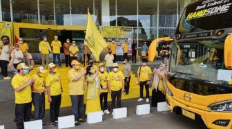 Partai Golkar Berangkatkan Gratis Ratusan Pemudik, Airlangga Minta Tetap Waspada Covid-19