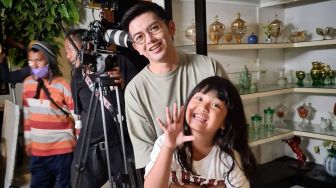 Potret Nicky Tirta Momong Putrinya, Suka Menemani Ayahnya ke Luar Kota