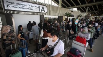 Calon penumpang antre masuk ke dalam Terminal 1 A Bandara Soekarno Hatta, Tangerang, Banten, Jumat (29/4/2022).  ANTARA FOTO/Muhammad Iqbal