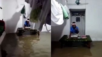 Ibadah Jalan Terus Meski Masjid Tergenang Banjir, Bapak ini Tetap Baca Al-Quran Pakai Toa Usai Salat Tarawih