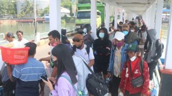 Kapal Feri Penyebrangan dari Lombok Menuju Surabaya Terisi Penuh Oleh Pemudik