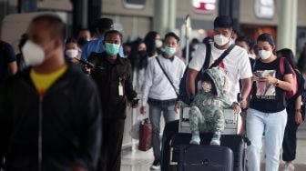 Calon penumpang antre masuk ke dalam Terminal 1 A Bandara Soekarno Hatta, Tangerang, Banten, Jumat (29/4/2022).  ANTARA FOTO/Muhammad Iqbal