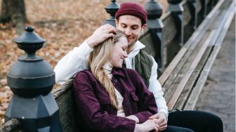 Dear Pria, Ini 4 Cara Membuat Pasangan Jatuh Cinta Tiap Saat