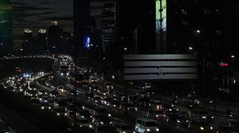 Sejumlah kendaraan melintas di Jalan Tol Dalam Kota, Jakarta, Kamis (28/4/2022).  ANTARA FOTO/Hafidz Mubarak