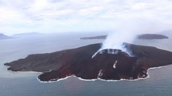 Waspada! Gunung Anak Krakatau Meletus sampai Ketinggian 157 Meter dan Siaga Level 3