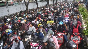 Pemudik bersepeda motor antre untuk memasuki Pelabuhan Merak di Banten, Sabtu (30/4/2022). [ANTARA FOTO/Akbar Nugroho Gumay]