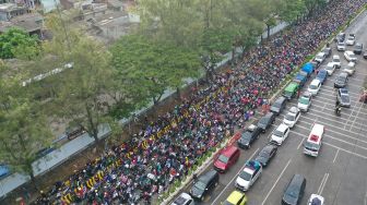 Foto udara pemudik bersepeda motor antre untuk memasuki Pelabuhan Merak di Banten, Sabtu (30/4/2022). [ANTARA FOTO/Akbar Nugroho Gumay]

