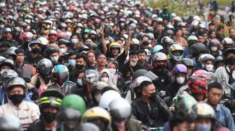 Pemudik bersepeda motor antre untuk memasuki Pelabuhan Merak di Banten, Sabtu (30/4/2022). [ANTARA FOTO/Akbar Nugroho Gumay]