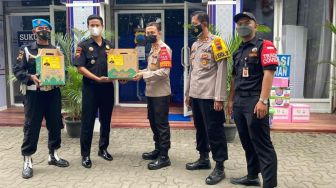 Peduli Petugas Pengamanan Mudik, Senkom Solo Bagi 115 Paket Sembako
