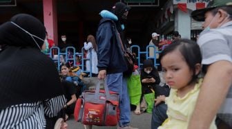 Sejumlah calon penumpang menunggu kedatangan bus di Terminal Kampung Rambutan, Jakarta, Sabtu (30/4/2022). [Suara.com/Angga Budhiyanto]