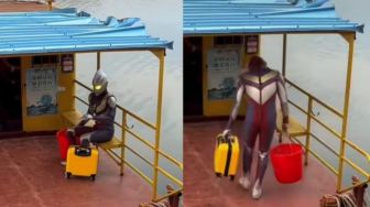 Viral Ultraman Ikut Mudik Naik Kapal Feri sambil Bawa Ember, Publik Heboh
