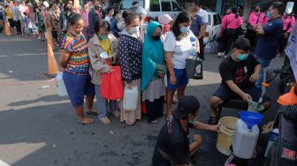 Warga antre membeli minyak goreng curah pada Gebyar 2 Ton Minyak Goreng Curah di Terminal Tegal, Denpasar, Bali, Sabtu (30/4/2022).  ANTARA FOTO/Nyoman Hendra Wibowo