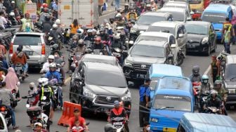 Sejumlah kendaraan memadati jalan raya Puncak, Cisarua, Kabupaten Bogor, Jawa Barat, Sabtu (30/4/2022). ANTARA FOTO/Arif Firmansyah