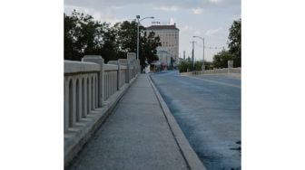 Viral Mobil Mudik Nekat Terobos Macet Lewat Trotoar Jembatan: &#039;Skill Dewa&#039;