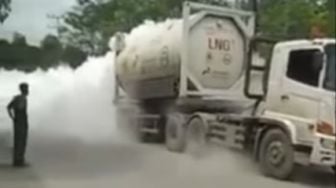 Viral, Truk Pengangkut Gas Alam Cair LNG Diduga Alami Kebocoran di Jalan Raya, Netizen: Lari Woy, Bahaya!!!