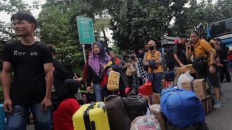 Sejumlah calon penumpang menunggu kedatangan bus di Terminal Kampung Rambutan, Jakarta, Sabtu (30/4/2022). [Suara.com/Angga Budhiyanto]