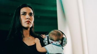 5 Gaya Raisa Saat Momong Anak, Masih Rahasiakan Wajah Buah Hatinya