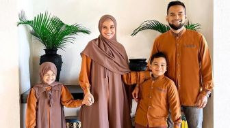 5 Inspirasi Seragam Lebaran Ala Keluarga Artis, Ada Dude Harlino dan Teuku Wisnu