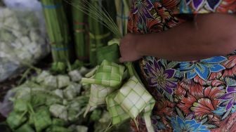 Calon pembeli memilih kulit ketupat yang dijual di Pasar Palmerah, Jakarta, Sabtu (30/4/2022). [Suara.com/Angga Budhiyanto]