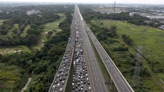 Hari Pertama Lebaran Tol Jakarta Arah Cikampek Macet