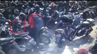 Viral Pemotor Geser Motor dengan Kasar Hingga Buang Helm Usai Tak Temukan Tempat Parkir yang Pas, Publik Geram Lihatnya