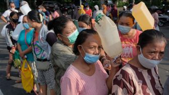 Jelang Lebaran, Warga Denpasar Antre Minyak Curah di Terminal