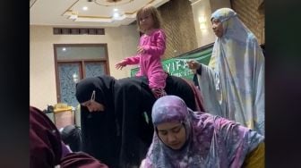 Banjir Pujian! Video Viral Ibu Ini Tetap Khusyuk Salat Meski Sang Anak Naik ke Punggung