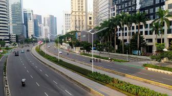 Suasana di Jalan Sudirman, Jakarta, Sabtu (30/4). [Suara.com/Oke Atmaja]

