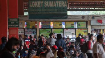 Sejumlah calon penumpang menunggu kedatangan bus di Terminal Kampung Rambutan, Jakarta, Sabtu (30/4/2022). [Suara.com/Angga Budhiyanto]