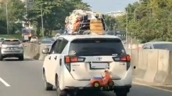 Mobil Angkutan Mudik Ini Bikin Salah Fokus, Ada Motor Anak di Belakang, Warganet : Bocil Sultan