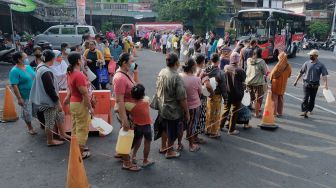 
Warga antre membeli minyak goreng curah pada Gebyar 2 Ton Minyak Goreng Curah di Terminal Tegal, Denpasar, Bali, Sabtu (30/4/2022).  ANTARA FOTO/Nyoman Hendra Wibowo