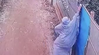 Viral Terekam CCTV Dua Perempuan Bercadar Iseng Pencet Bel Rumah Lalu Lari, Netizen Jadi Kenang Masa Kecil