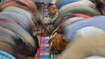 Jamaah Tarekat Naqsabandiyah melaksanakan Shalat Id di Mushalla Baitul Makmur, Pauh, Padang, Sumatera Barat, Minggu (1/5/2022). [ANTARA FOTO/Iggoy el Fitra/wsj]