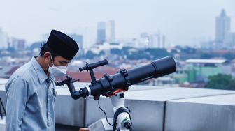 Petugas saat memantau hilal di Kantor Wilayah Kementerian Agama Provinsi DKI Jakarta, Cipinang, Jakarta Timur, Minggu (1/5/2022). [Suara.com/Alfian Winanto]