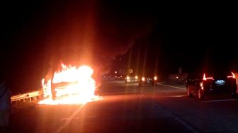 Detik-detik Mobil Travel Terbakar di Jalan Tol Lampung-Palembang, Angkut Pemudik Asal Bandung