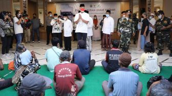 Malam Takbiran, Ganjar Bagikan 1.500 Zakat Fitrah kepada Fakir Miskin di Semarang