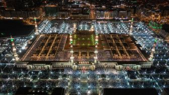 Gambar udara menunjukkan jamaah Muslim berdoa di sekitar Ka'bah di kompleks Masjidil Haram, Mekah, Arab Saudi, Jumat (29/4/2022). [SPA / AFP]
