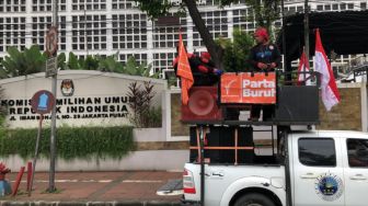 Massa Buruh May Day Mulai Berdatangan, Mobil Komando Parkir Di Depan KPU, Polisi Siaga