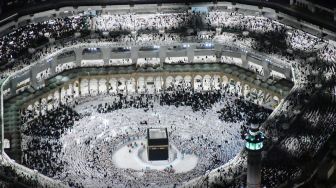 Gambar udara menunjukkan jamaah Muslim berdoa di sekitar Ka'bah di kompleks Masjidil Haram, Mekah, Arab Saudi, Jumat (29/4/2022). [SPA / AFP]
