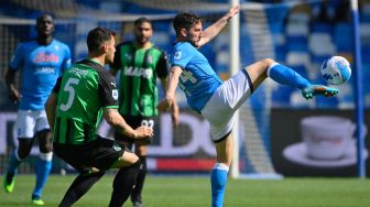 Pemain depan Napoli Dries Mertens menendang bola saat pertandingan sepak bola Serie A Liga Italia antara Napoli vs Sassuolo di stadion Diego Armando Maradona, Naples, Italia, Sabtu (30/4/2022). [Alberto PIZZOLI / AFP]