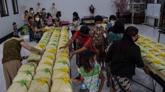 Umat kristiani mengemas paket ketupat Lebaran di Gereja Santo Yohanes Ciamis, Kampung Kerukunan, Lebak, Kabupaten Ciamis, Jawa Barat, Sabtu (30/4/2022). [ANTARA FOTO/Adeng Bustomi/hp]