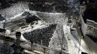 Gambar udara menunjukkan jamaah Muslim berdoa di sekitar Ka'bah di kompleks Masjidil Haram, Mekah, Arab Saudi, Jumat (29/4/2022). [SPA / AFP]
