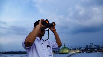 Petugas saat memantau hilal di Kantor Wilayah Kementerian Agama Provinsi DKI Jakarta, Cipinang, Jakarta Timur, Minggu (1/5/2022). [Suara.com/Alfian Winanto]