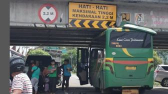 Viral Bus Tersangkut Lagi di Flyover Padang Panjang, Netizen: Kok Ada Jalan Setinggi Itu