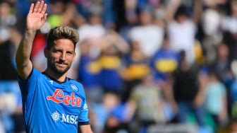 Pemain depan Napoli Dries Mertens melambaikan tangan kepada penonton usai pertandingan sepak bola Serie A Liga Italia antara Napoli vs Sassuolo di stadion Diego Armando Maradona, Naples, Italia, Sabtu (30/4/2022). [Alberto PIZZOLI / AFP]