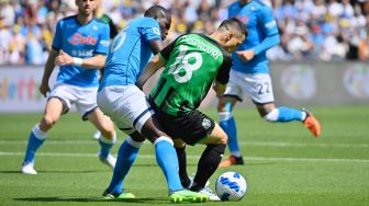 Bek Napoli Kalidou Koulibaly (kiri) berebut bola dengan pemain depan Sassuolo Giacomo Raspadori saat pertandingan sepak bola Serie A Liga Italia antara Napoli vs Sassuolo di stadion Diego Armando Maradona, Naples, Italia, Sabtu (30/4/2022). [Alberto PIZZOLI / AFP]